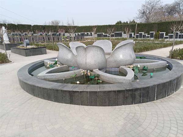 在西安市，除了霸陵墓園新區和漢皇樹葬墓園，還有哪些墓園提供樹葬服務，它們的現狀如何？