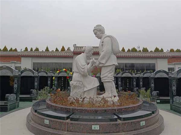 家屬在選擇西安閻良漢皇樹葬墓園墓地時，應考慮哪些因素來確定合適的價位？