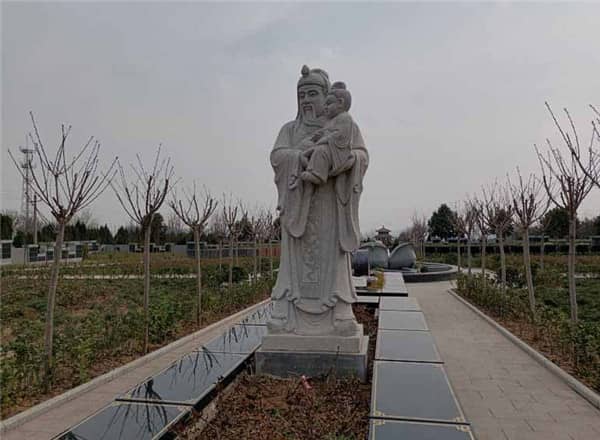 在西安漢皇樹葬墓園選擇樹葬時(shí),應(yīng)該考慮哪些因素以確保既環(huán)保又能表達(dá)對(duì)逝者的尊重?