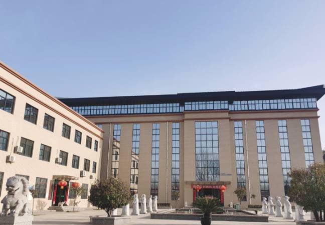 金南山陵園和神禾墓園在地理位置和交通方面各有什么優勢?