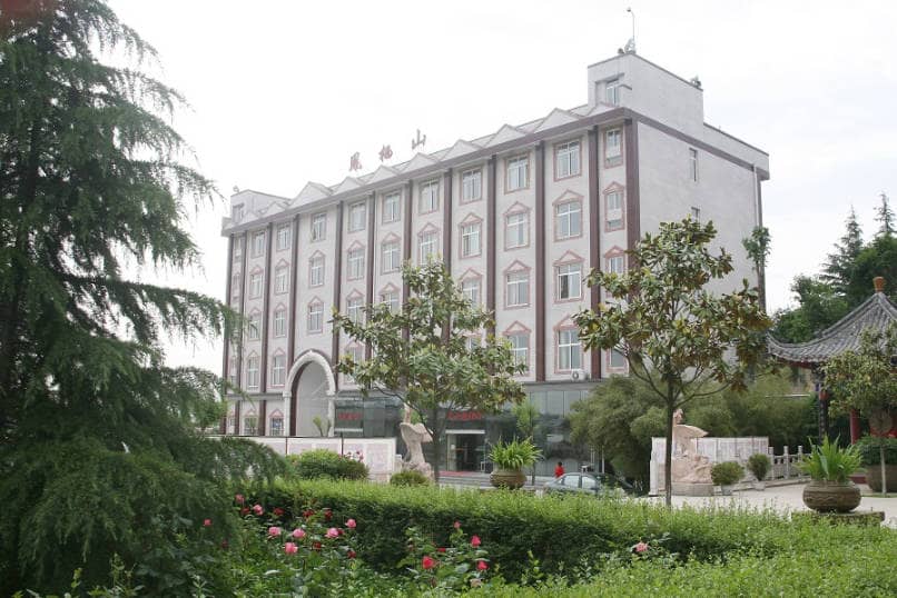 西安鳳棲山墓園是如何營造莊嚴而神圣的氛圍的?