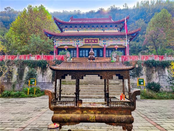 西安壽陽(yáng)山墓園常年提供擺渡車輛