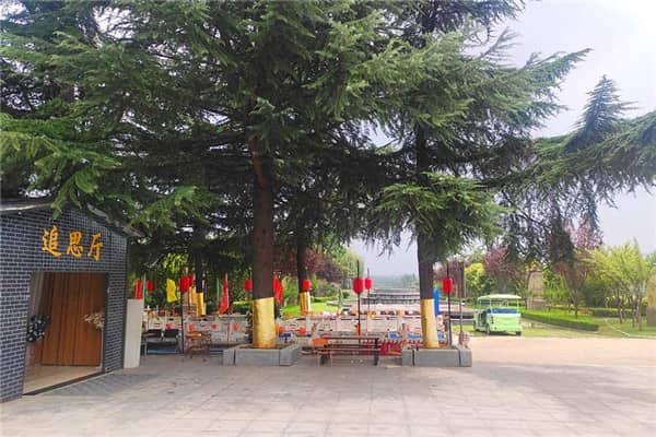西安長安慈恩園墓地與壽陽山墓園在管理和服務上有何不同？