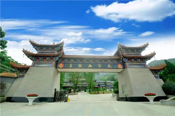 西安九龍山墓園的朝向是怎樣的？這對墓園的環(huán)境和風水有何影響？