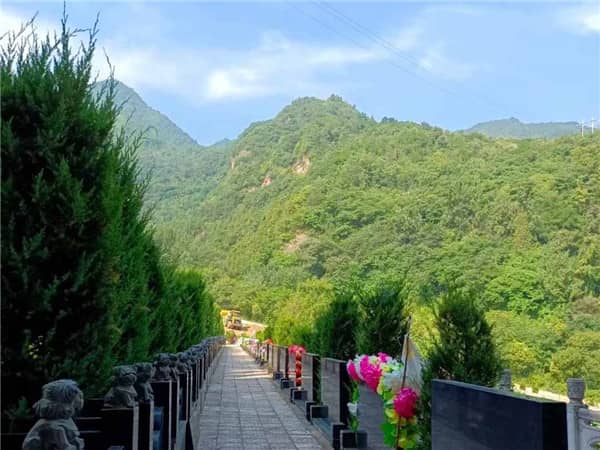 西安戶縣九龍山墓園雪景:寧靜莊嚴(yán),美麗如畫!
