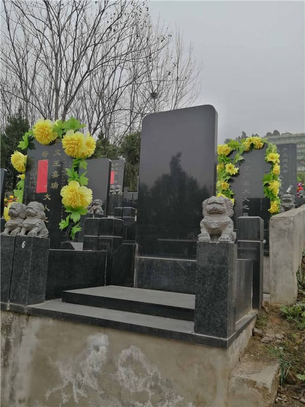 選擇西安九龍山公墓的龍鳳墓碑,對(duì)于家屬來說意味著什么?