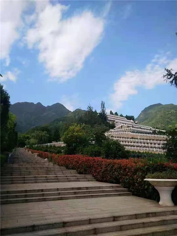 西安九龍山公墓在構造上有哪些獨特之處？這些獨特之處如何體現了墓園的文化價值？
