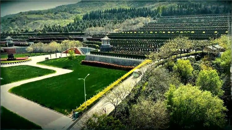西安霸陵墓園新區是如何體現其人文紀念性的？