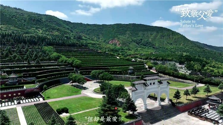 西安霸陵墓園新區的園丁園是如何體現對教師的尊重與致敬的？