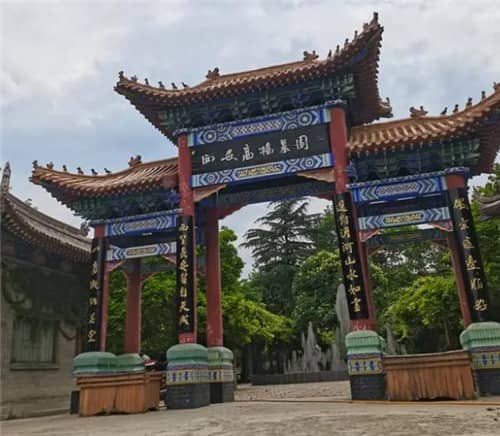 在西安高橋墓園停車時,市民需要注意哪些安全問題?
