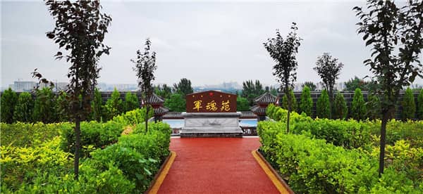 斜臥碑為何成為現代墓園中的藝術新寵?