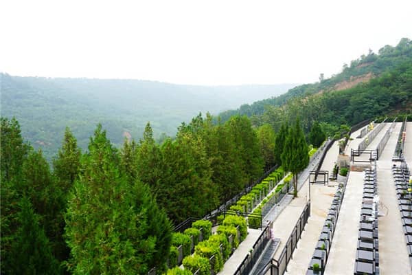 在西安挑選經濟實惠墓地時,為什么建議選擇開發年限較短的陵園?